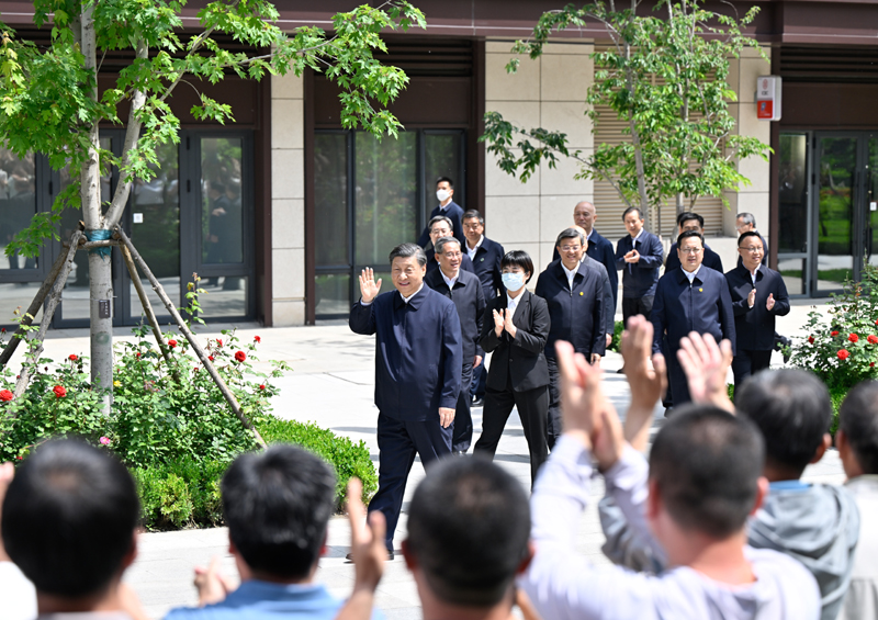 2023年5月10日，習(xí)近平在河北省雄安新區(qū)容東片區(qū)南文營(yíng)社區(qū)考察。