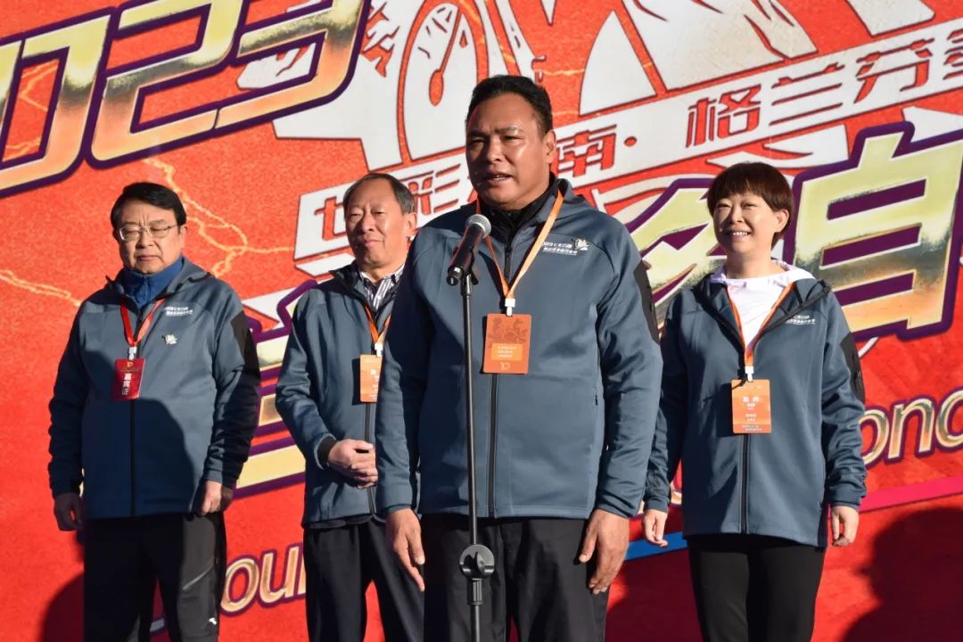 (丽江融媒记者 和丽勇 摄)杨中华宣布开赛.