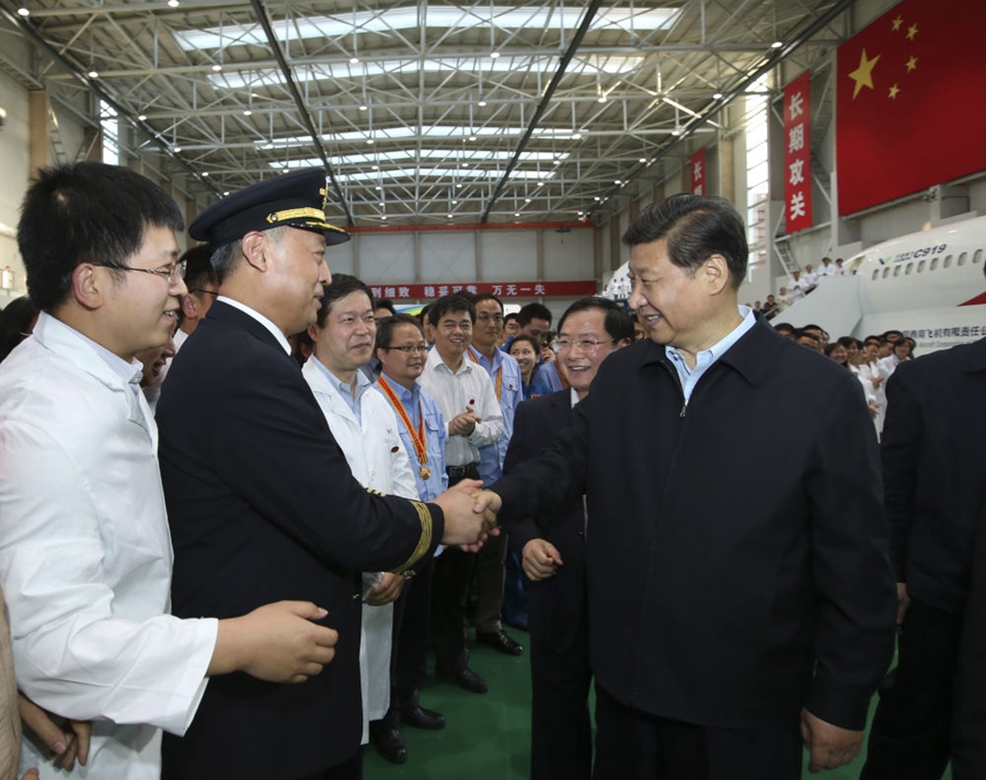 2014年5月23日，习近平在上海考察调研期间，在中国商飞设计研发中心综合试验大厅与试飞工程师、科研人员亲切握手。