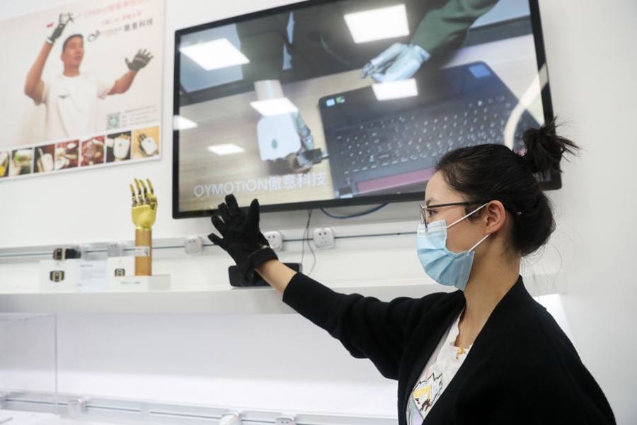 在上海张江人工智能岛内，工作人员在展示“智能神经仿生手”（2020年11月3日摄）。