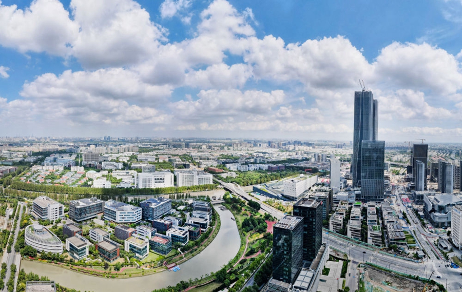 位于上海浦东新区的张江人工智能岛（左）（2023年9月10日摄，无人机照片）。