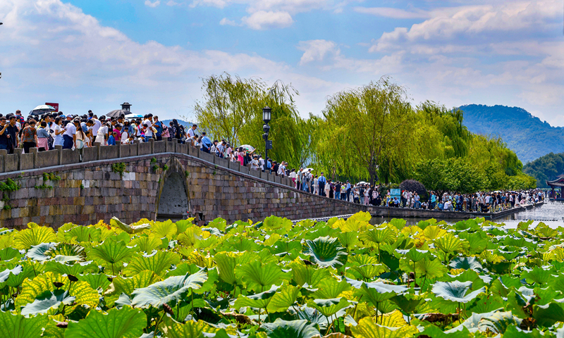 2024年10月4日，杭州西湖景區(qū)迎來(lái)國(guó)慶假期旅游高峰。