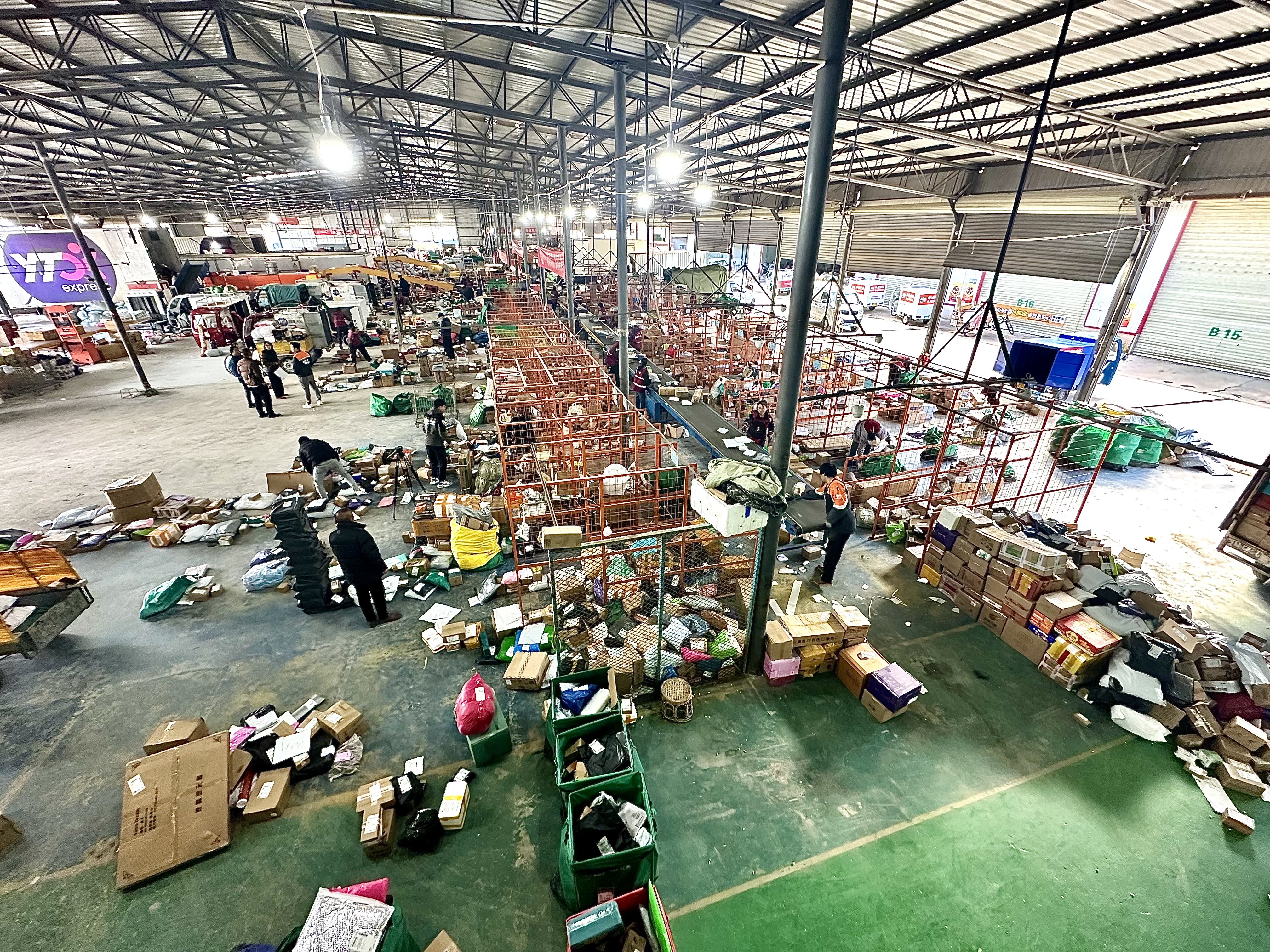 “雙十一”期間麗江市快遞物流園區(qū)到處都是繁忙景象（廖浚宏攝）.jpeg